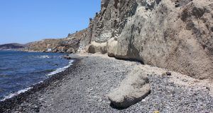 Almira: la playa perfecta de Santorini para los que buscan soledad Playa de Almira en Santorini