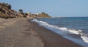 Baxedes, la playa de los que viven en la isla de Santorini Playa de Baxedes, Santorini