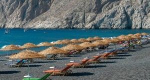 La Playa de Kamari: arena negra en la isla de Santorini La playa de Kamari en la isla griega de Santorini