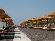 Perissa: la playa del descanso y el turismo en la isla de Santorini La Playa de Perissa, isla de Santorini