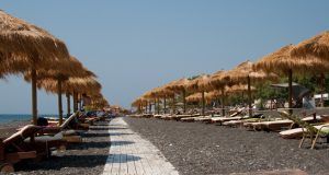 Perissa: la playa del descanso y el turismo en la isla de Santorini La Playa de Perissa, isla de Santorini