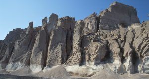 La Playa Blanca: piedras blancas únicas en todo Santorini La Playa Blanca de Akrotiri en Santorini