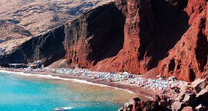 La Playa Roja (Red Beach) de Santorini: espectaculares colores rojizos La playa roja de Santorini en Grecia
