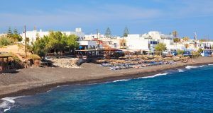 Kamari: turismo familiar donde disfrutar de las vacaciones kamari santorini grecia